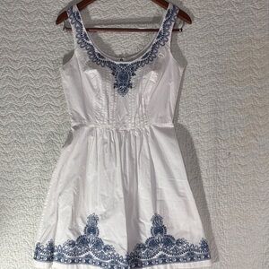 Vineyard Vines White Dress with Blue Embroidery